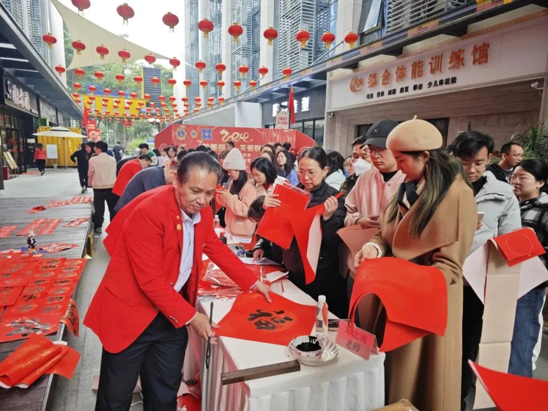 翰墨迎春 关爱职工:狮友书法家挥毫送福,深狮艺术团非洲鼓震撼迎春