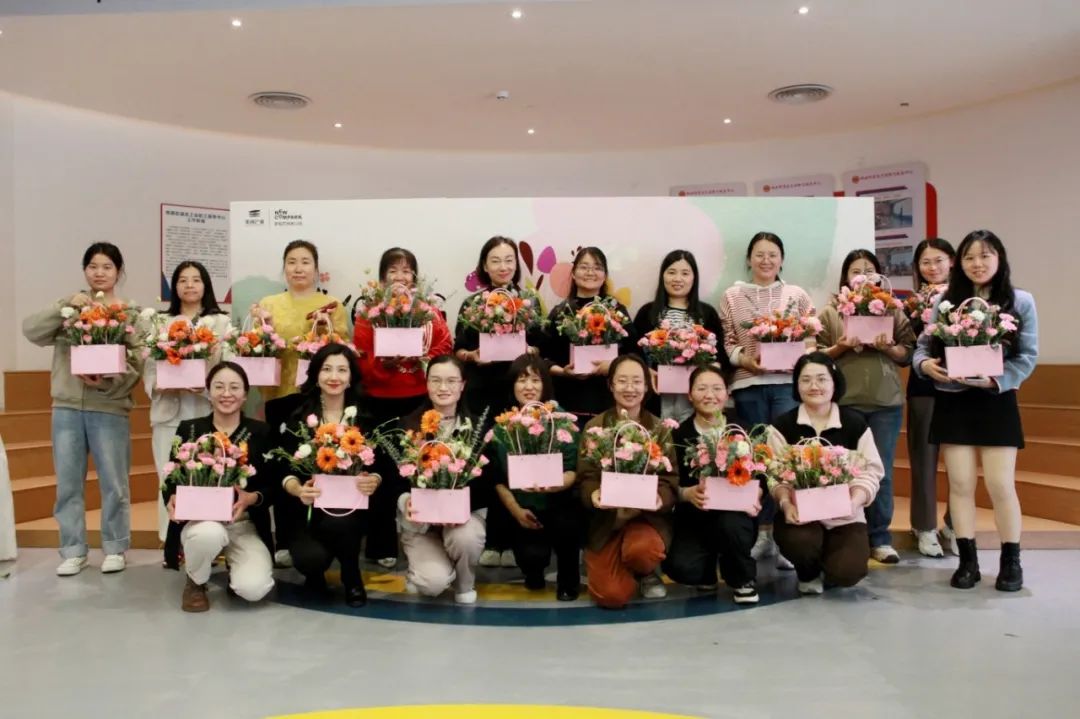 花香弥漫!新视艺创客公园女神节花艺插花活动圆满结束